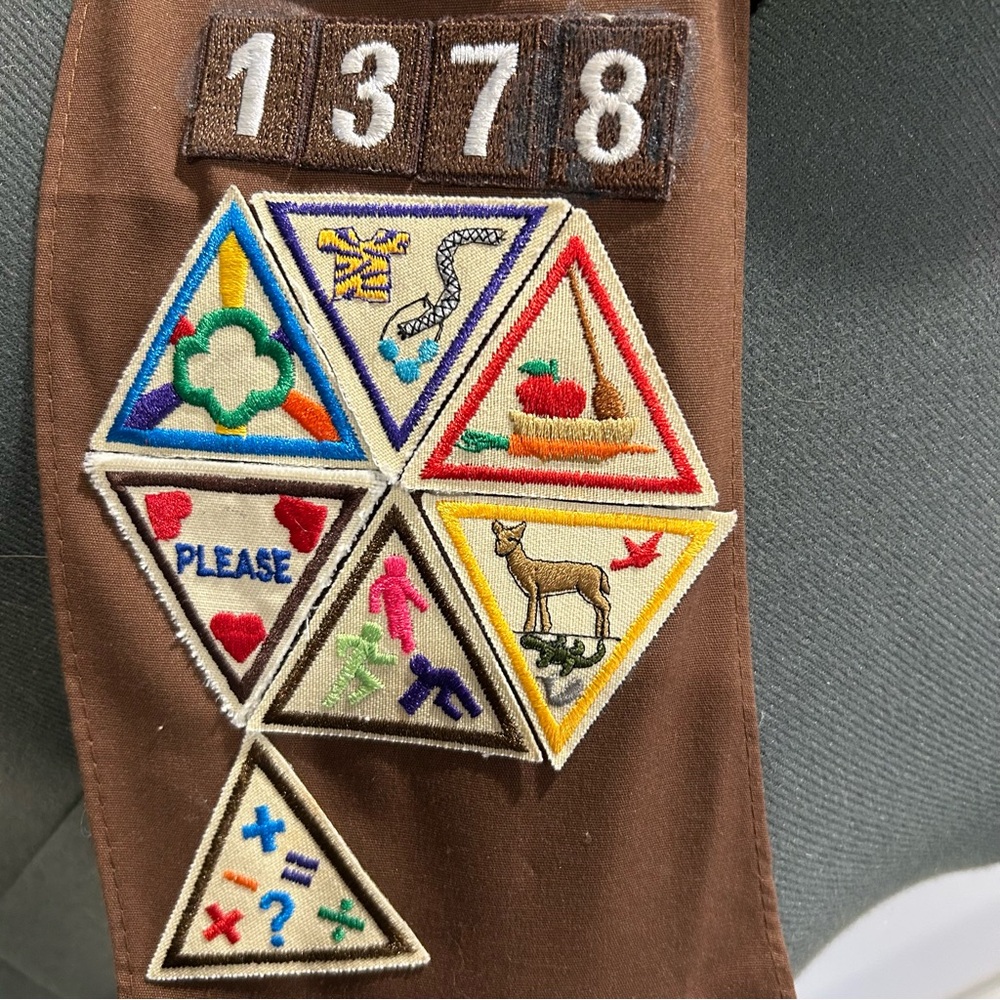 Girls Scout brown sash. Size regular - Picture 3 of 8